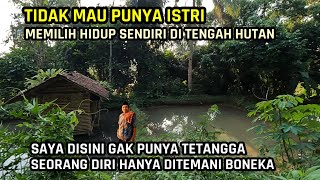 Tidak Mau Punya Istri ! Memilih Hidup Menyendiri Di Tengah Hutan Hanya Di Temani Boneka Dan Gaib !!