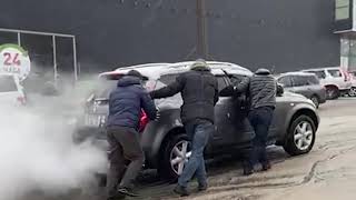 DEITA.RU Супер-мэр! Глава Владивостока сам толкает застрявшие машины в снегопад