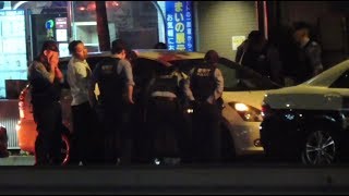 【警察24時】パトカー数台と警察官大集結！職質拒否で薬物担当の私服刑事も合流している緊迫の現場！