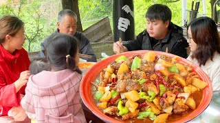 德哥花135买只土鸡，做新疆正宗大盘鸡，拌着裤带面吃，味道绝对巴适【三德子美食】