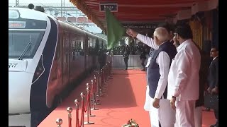 PM Modi ने Nagpur Station से Vande Bharat Train को दिखाई हरी झंडी