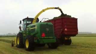 Harvesting the first cut grass ~ Gras hakselen John Deere