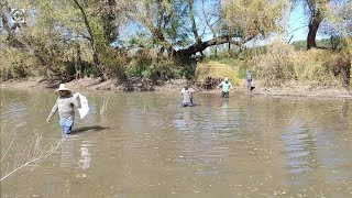 una fritangona cruzando el rio con muchos amigos