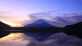 夜明けから朝の精進湖と富士山の水鏡　FUKEI 70878