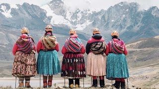 Las Cholitas escaladoras que conquistan cumbres y tradiciones en los Andes