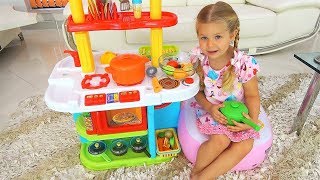 Diana y Roma juegan con un set de cocina de juguete