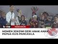 Jokowi Beri Kuis Pancasila ke Anak-anak Papua | tvOne Minute