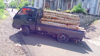 Mitsubishi L300 muat kayu mahoni melaju kencang