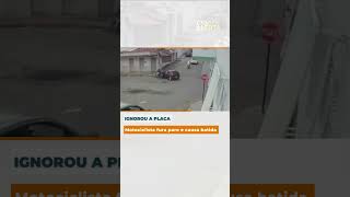 Motociclista fura parada obrigatória e causa batida | Cidade Alerta Minas