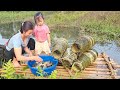 Making bamboo traps to catch fish in the lake, the mother and son harvested a lot of fish