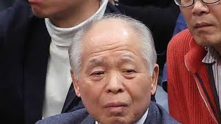 「相撲に集中できない」金八先生の武田鉄矢とともに鈴木宗男参院議員も初場所観戦　バッチリ映る