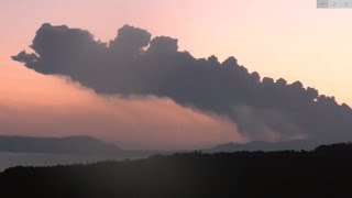 【桜島の噴煙に目隠しする真ん丸夕日】雲間に沈む夕焼け　牛根境浜より　桜島の大噴煙 2011/01/22