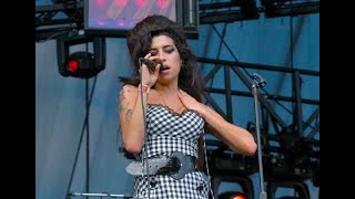 AMATEUR FOOTAGE: Amy Winehouse - You Know I'm No Good live @ Lollapalooza Festival, Chicago (Aug 07)