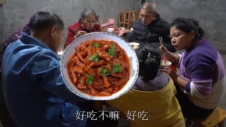 【农村四哥】农村四哥干活饿了想吃肉，亲自掌勺做糖醋里脊，厨艺得到老爸称赞