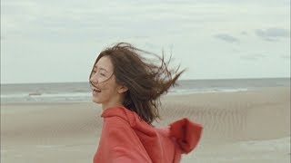 渡辺麻友が豪雨すら楽しんだ、AKB48「11月のアンクレット」MV