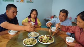 包立春想吃腊肉，桃子姐做一盘腊肉炒莲花白，川味十足，美滋滋