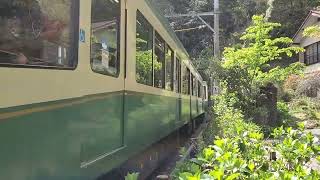 江ノ電2000形鎌倉行き　御霊神社前通過　サービスホーン有り