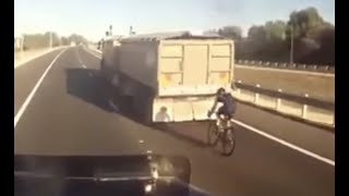 Aussiecams - Cyclist slipstreams a Truck and dog on the freeway 🤦🏼‍♂️ in the right lane!