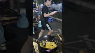 老板戴著大金鏈在街頭賣炒粉！#shorts #streetfood #chinastreetfood #chinafood #炒粉 #炒麵 #炒米粉 #宵夜 #夜宵