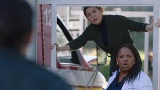 Bailey and Meredith Help the Interns Trapped In an Ambulance - Grey's Anatomy