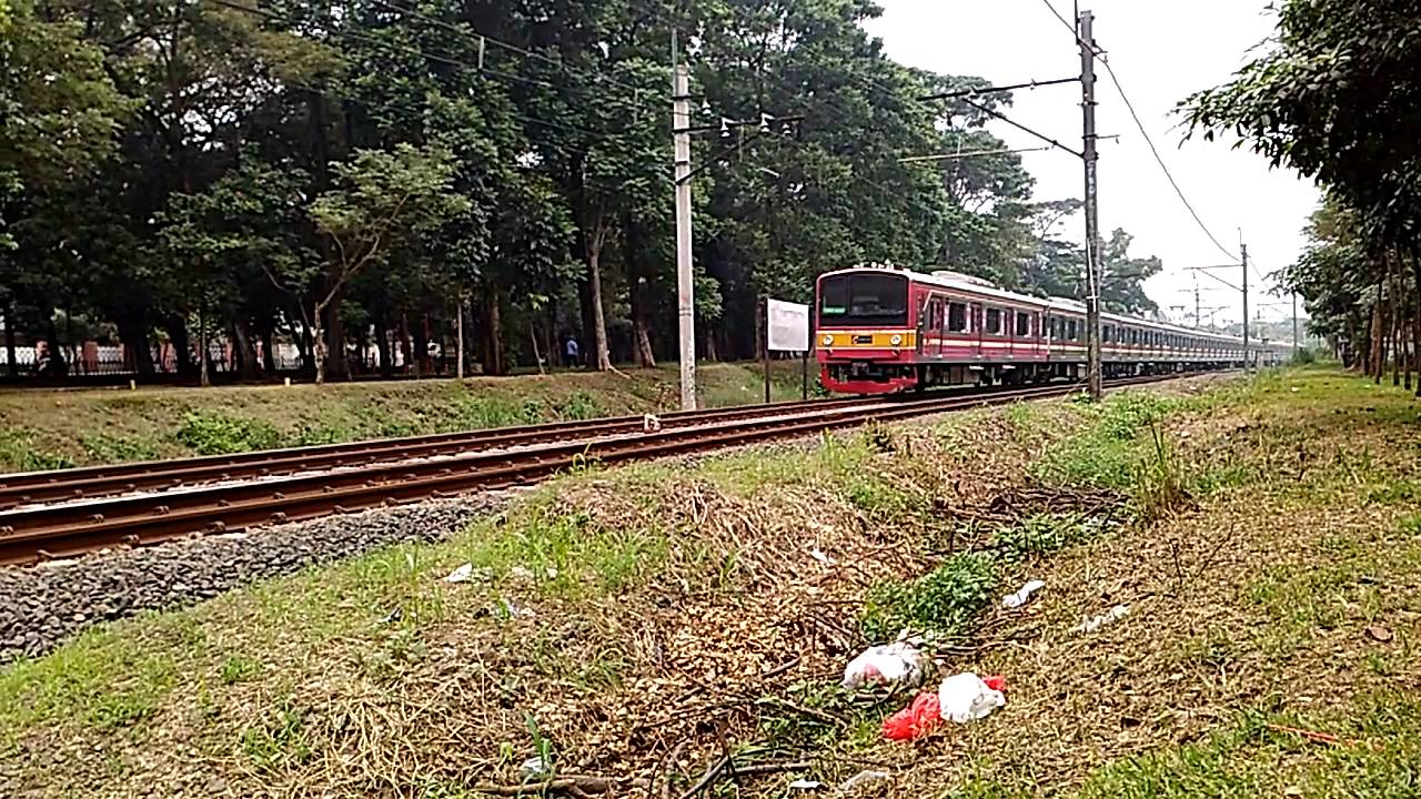 Saling Berpapasan Krl Commuter Line Youtube