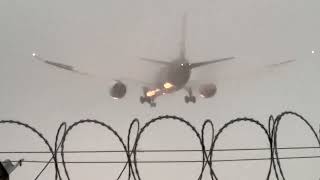 Air New Zealand NZ77 Boeing787-9 Dreamliner [ZK-NZF] landing in fog 紐航789霧中降落 能見度低怎麼辦？有ILS別怕啦！#尾跡現象