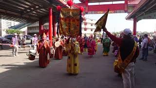 111 10 29 新北 中和觀音亭 往 東石港口宮 進香 沒有民眾的進香團 人人都是濟公 採背入廟門 很特別的進香團