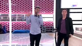 Raoul le sostiene el micrófono a Agoney en el ensayo con Nerea de ''Symphony'' 20-11-17