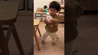 【衝撃】ペットボトルを口にくわえてあんよしようとする赤ちゃん　#1歳児　#baby #赤ちゃん