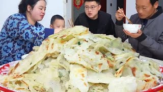 姐姐来家做客，丹丹给做油旋饼子，孩子连连说美味【胖手手丹丹】