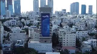 קמפיין הליכוד - דגל ישראל ענק נפרש על מצודת זאב במרכז תל אביב הדגל יואר בכל לילה עד הבחירות