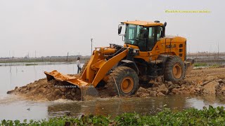 SDLG H9567 Wheel Loader Operator Pushing Dirty Rocks And Dump Trucks Dumping Dirt