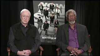 Morgan Freeman cochila durante entrevista ao vivo