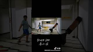 自创发力部位和方式(站立不动、如同垫步侧踢) i will Bruce Lee Stunts：SIX INCH PUNCH……#李小龙 #截击道 #自创发力方式 #新一代宗师 #新功夫创始人#