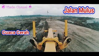 Proses Perawatan jalan Tambang dengan menggunakan Motor Grader Komatsu 825