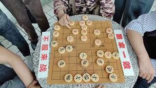 公园来了1个退休老棋王，孙浩宇大师'跪求一败”的招牌要被砸了