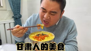 甘肃农村下雨天最爱吃馓饭，老缸酸菜太正宗，这种美食你吃过吗？