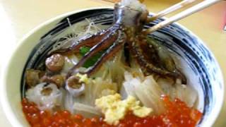 函館朝市名物「活いかの踊り丼」