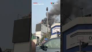 Cháy lớn ở tòa nhà cao tầng trên phố Ô Chợ Dừa (Hà Nội) | VTV24