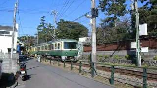 湘南海岸公園を発車する江ノ電