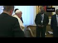 පාප් වහන්සේ දෙපතුල් සිපගනිමින් කළ ඉල්ලීම...pope francis kneels to kiss feet of leaders