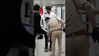 SRK Stoppped By Police At Airport | shah rukh khan, #shorts #srk #shahrukhkhan