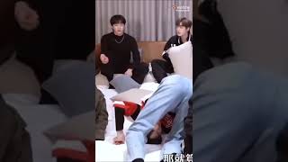 时代少年团宋老师比耶耶的姿势也不能跟别人一样哈哈哈哈#💥#明星v放送#日常系列VLOG《浅炸一下吧！》13: 回忆“沙”记忆与美食的双重考验重温美好回忆 绽放多重味蕾