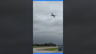 Vídeo flagra momento em que avião precisa arremeter por conta de ventos fortes na Argentina #shorts