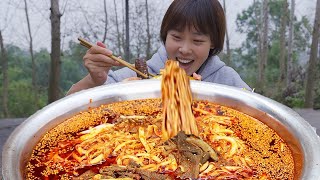 酥皮烤鴨浸滿香辣湯汁，配上脆爽毛肚，這冒烤鴨吃起真叫一個巴适【顏美食】