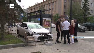 В центре Красноярска после ДТП машину отбросило на пешеходов