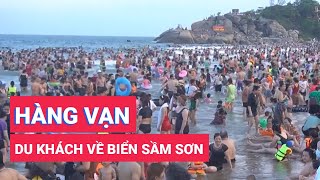 Nắng nóng, hàng vạn du khách đổ về biển Sầm Sơn giải nhiệt