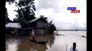 আহিনমহীয়া বানত দিশহাৰা জনতা; নদীলৈ পৰিণত পথ, চোতালত চলিছে নাও