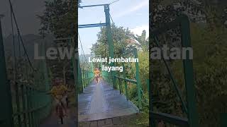 Bocil sepeda lewat jembatan layang