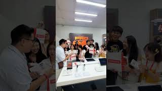 Không khí rộn ràng ngày nhận iPhone 17 Series #schannel #iphone17 #cellphones